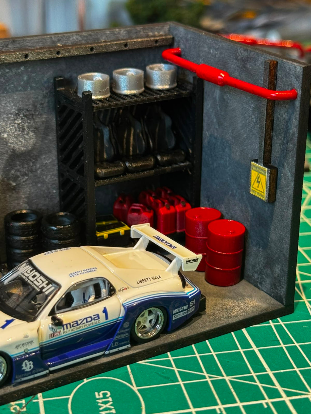 1:64 Diecast Diorama Miniature Garage Bundle Set
