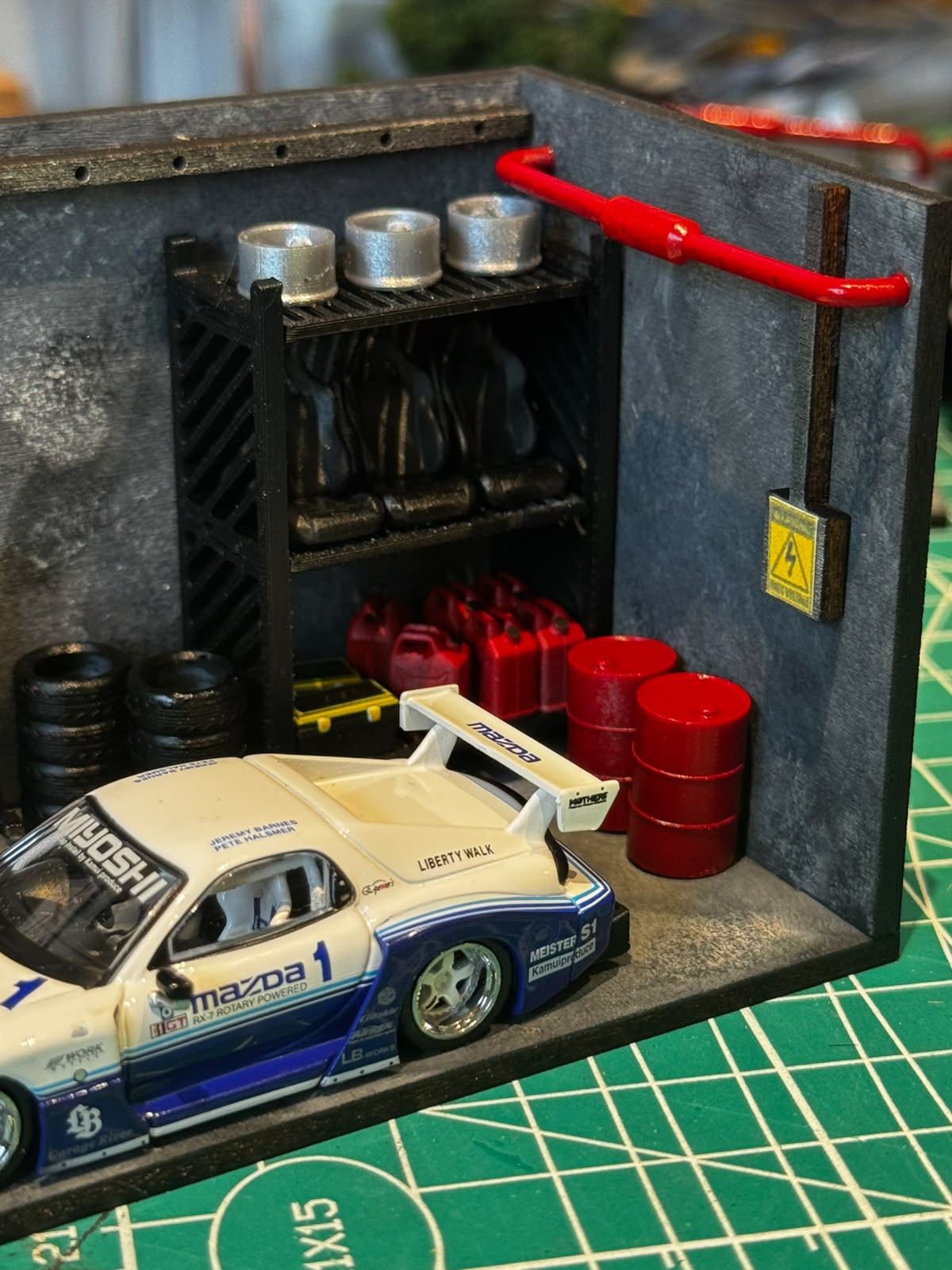1:64 Diecast Diorama Miniature Garage Bundle Set