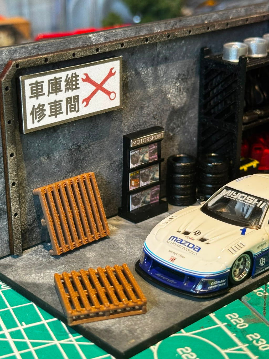 1:64 Diecast Diorama Miniature Garage Bundle Set