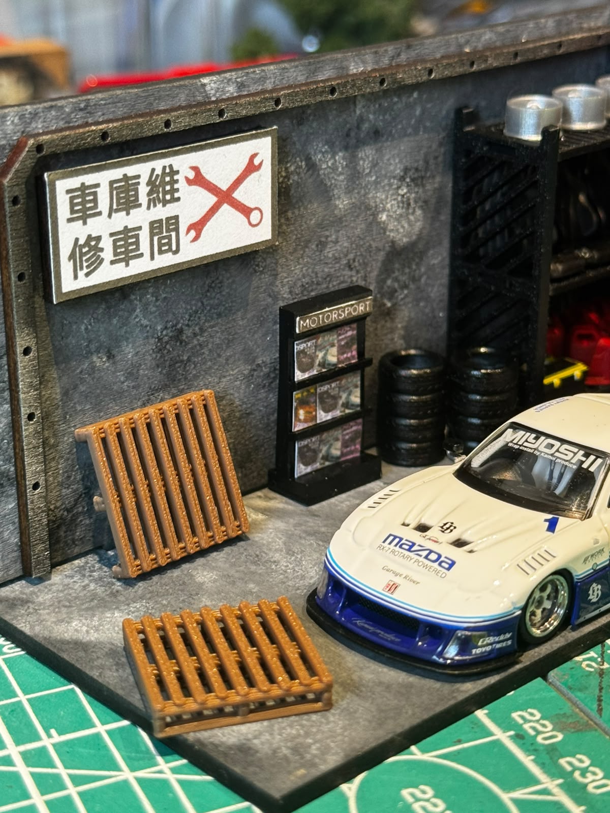 1:64 Diecast Diorama Miniature Garage Bundle Set